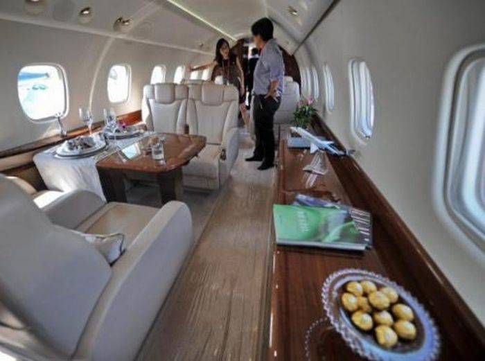 Личный самолет Джеки Чана (12 фото)