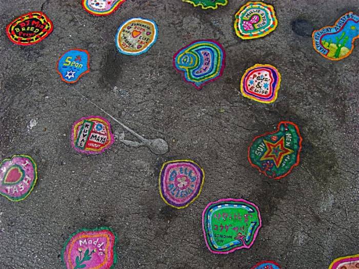Уличное искусство из жевательной резинки (18 фото)