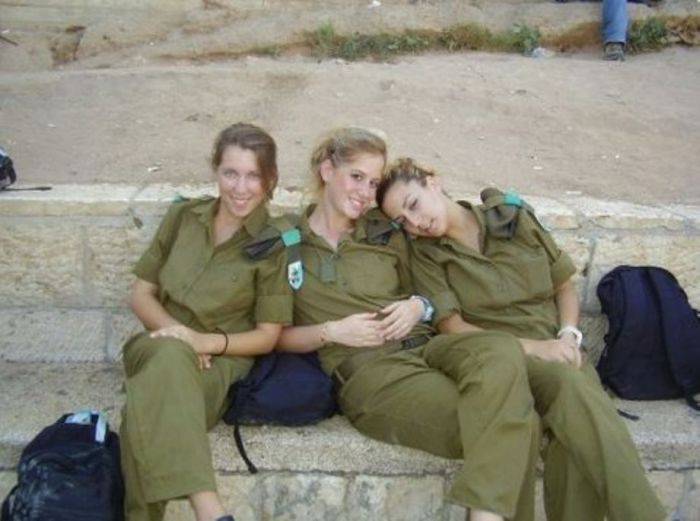 Симпатичные девушки-солдаты (37 фото)
