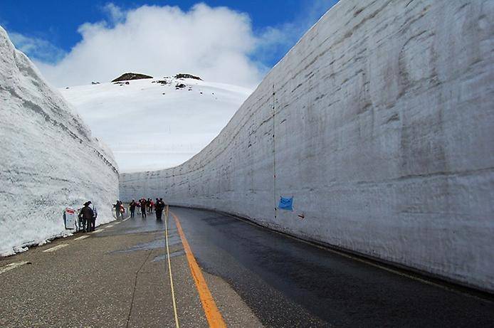 Альпийское шоссе Татеяма Куробе и снежная стена (15 фото)