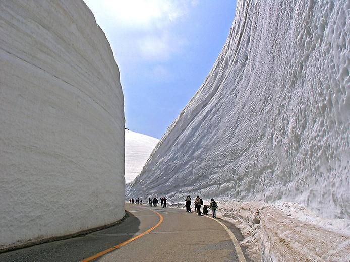 Альпийское шоссе Татеяма Куробе и снежная стена (15 фото)