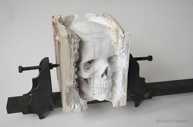 Книжный череп от Maskull Lasserre (3 фото)