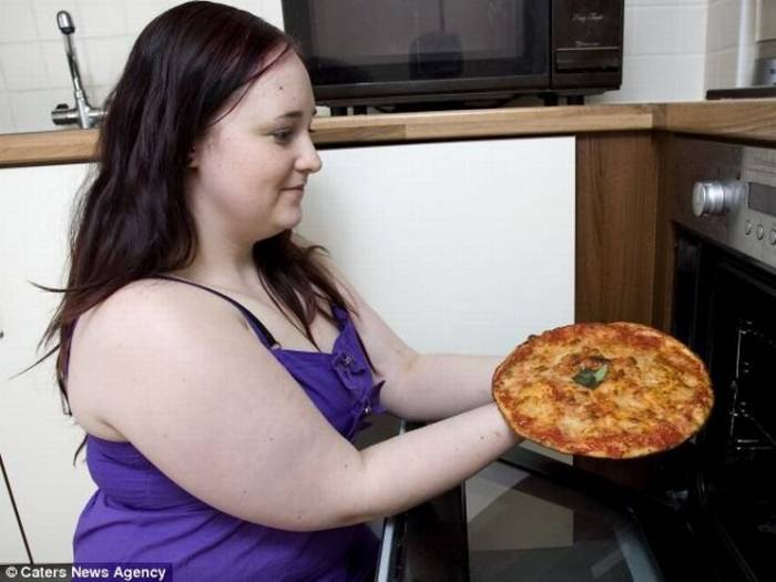 8 лет девушка ест только пиццу (5 фото)