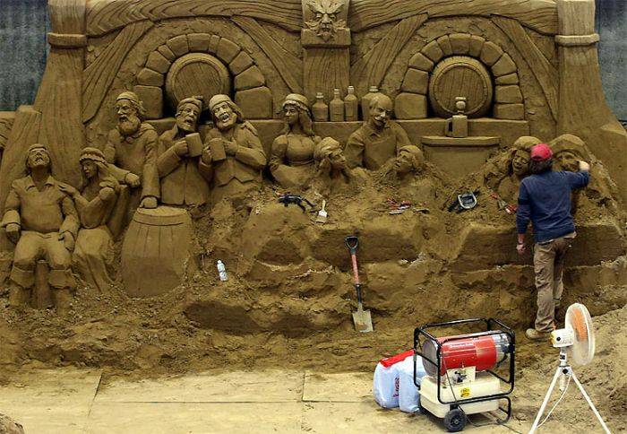 Как создаются скульптуры из песка (16 фото)
