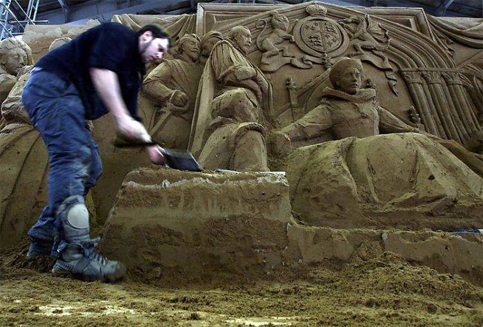 Как создаются скульптуры из песка (16 фото)