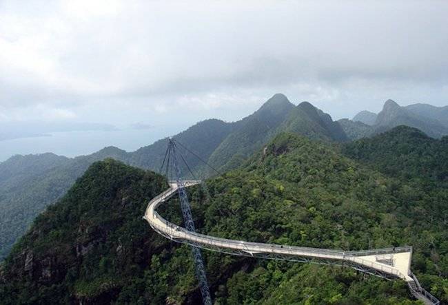 Мост в облаках (12 фото)