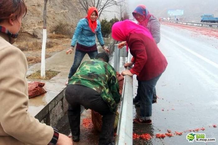 Тонны соуса чили на дороге в Китае (6 фото)