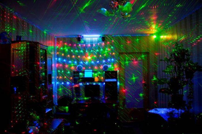 Мини-ночной клуб в моей комнате (20 фото)
