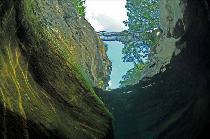 Кристально чистая вода реки Верзаска (12 фото)