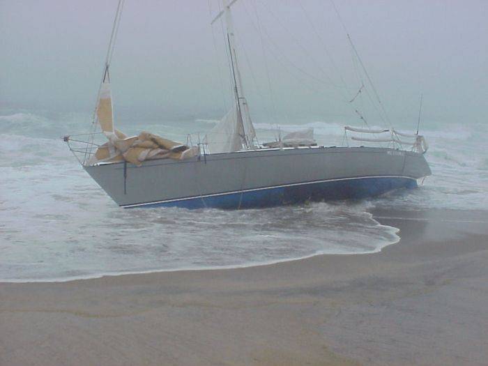 Затонувшая яхта (3 фото)