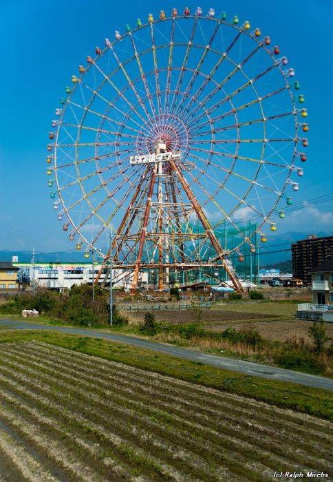 Заброшенное колесо обозрения в Японии (40 фото)
