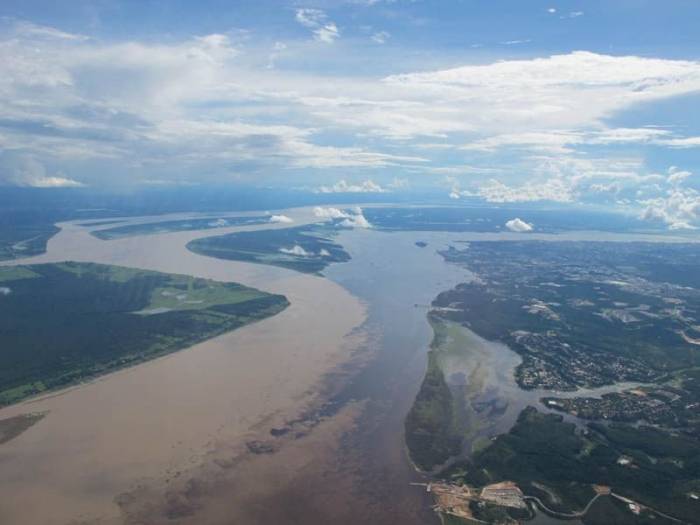 9 самых эффектных слияний рек (15 фото)