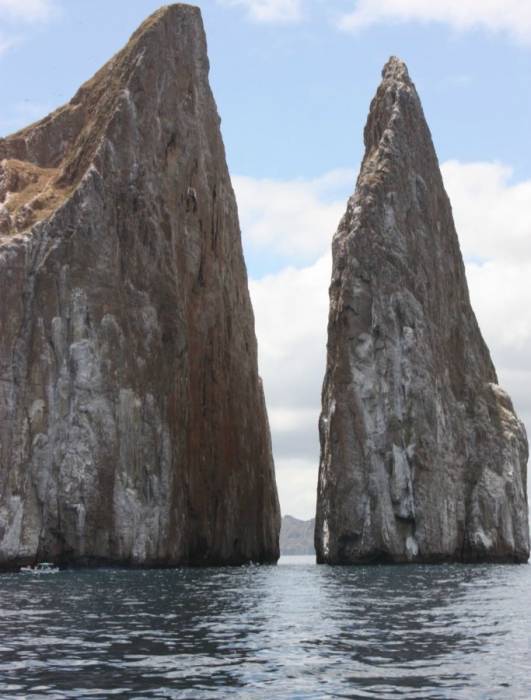 10 самых впечатляющих морских скал (28 фото)