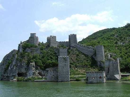 10 разрушенных замков и крепостей (10 фото)