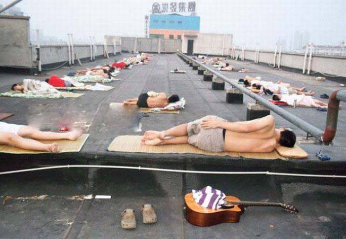 Китайские студенты спасаются от жары (15 фото)