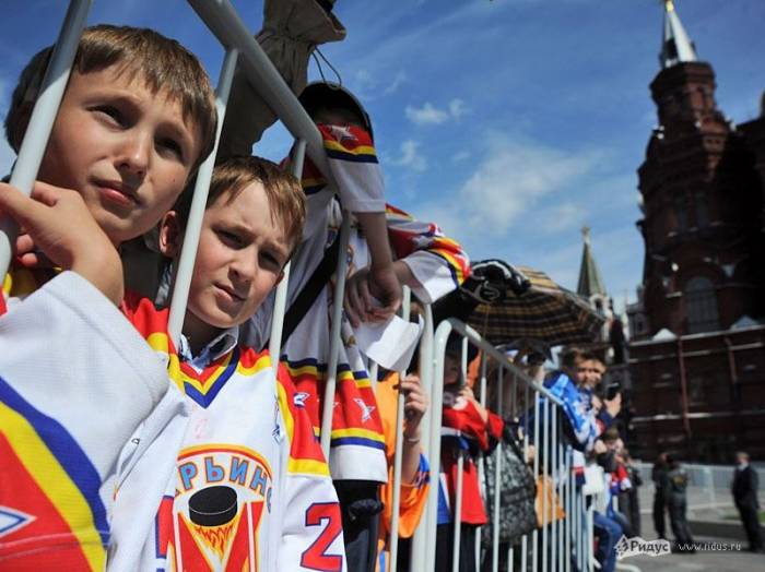Российские хоккеисты привезли Кубок мира к стенам московского Кремля (12 фото)