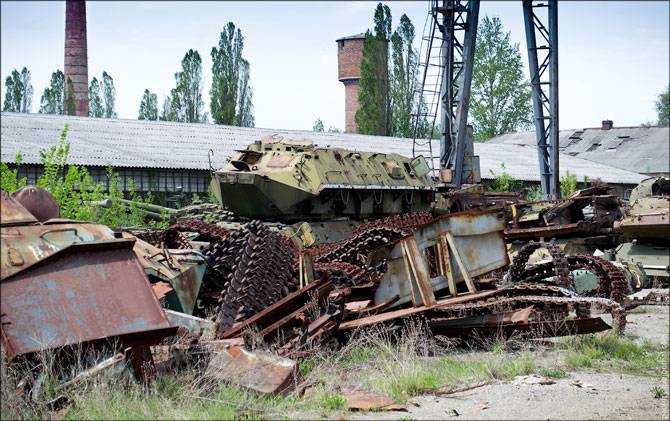 Полузаброшенный бронетанковый ремонтный завод (35 фото)
