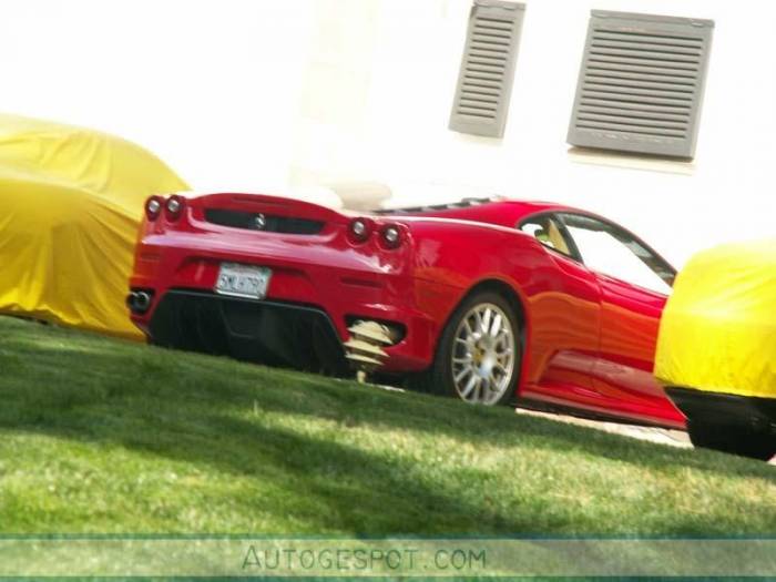 Владелец джинсовой компании Guess вынужден продать 10 Ferrari (8 фото)