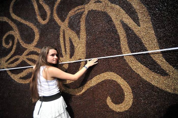 В России создали самую большую в мире картину из кофе (13 фото) 