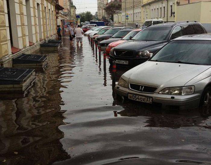 Центр Москвы затопило после ливня (12 фото)