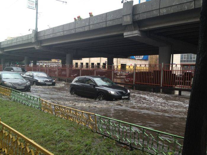 Центр Москвы затопило после ливня (12 фото)