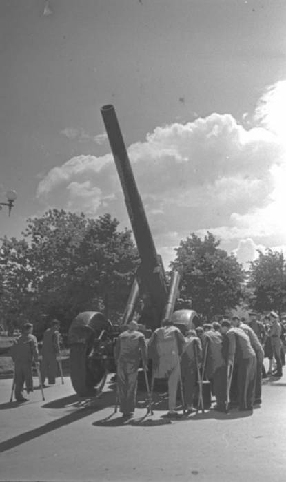 Выставка трофейного вооружения в парке Горького, 1943 г. (13 фото)