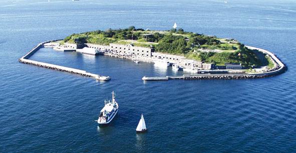 10 впечатляющих морских фортов (20 фото)