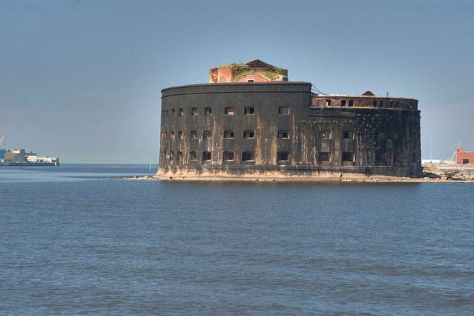 10 впечатляющих морских фортов (20 фото)