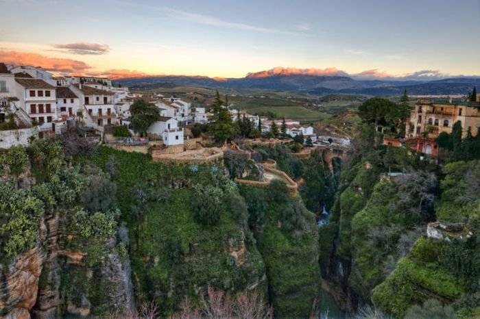 Удивительный город на горе в Испании (10 фото)
