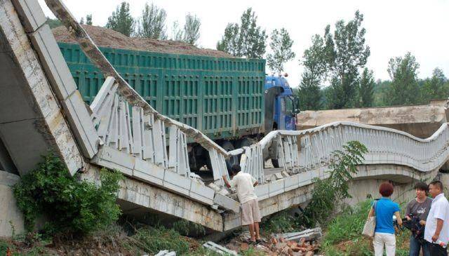 Китайский мост не выдержал вес грузовика (9 фото)