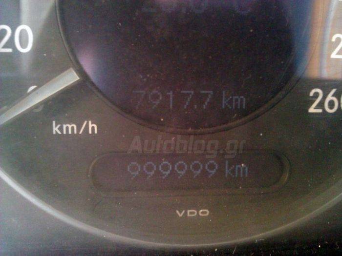 Таксист намотал за 9 лет миллион километров на одной машине (9 фото)