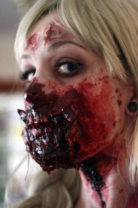 Очень реалистичный макияж девушки-зомби (4 фото)