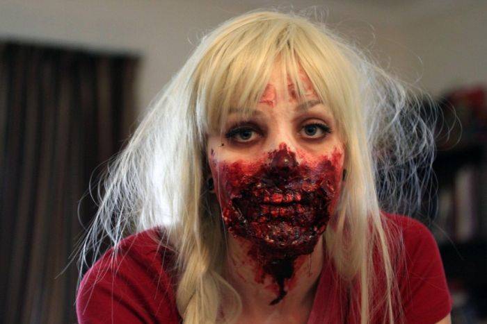 Очень реалистичный макияж девушки-зомби (4 фото)