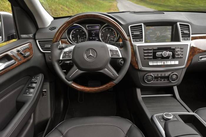 Mercedes-Benz отзывает M-Class из-за некачественных ковриков (10 фото)