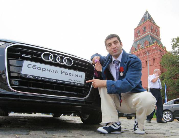 Российские олимпийцы 2012 получили по новому Audi (15 фото)