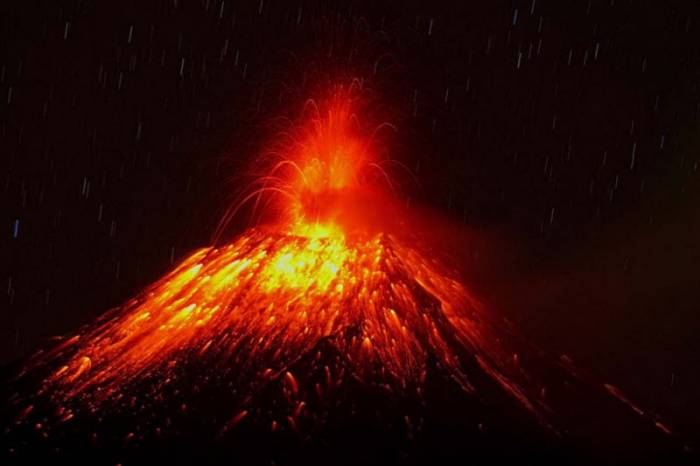 В Эквадоре извергается вулкан Тунгурахуа (8 фото)