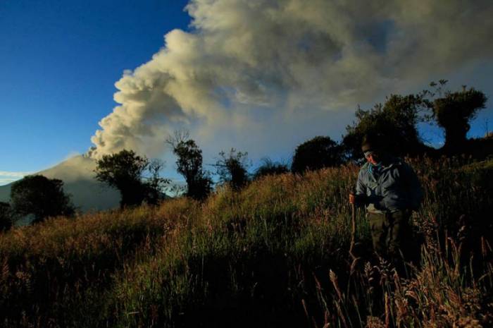 В Эквадоре извергается вулкан Тунгурахуа (8 фото)