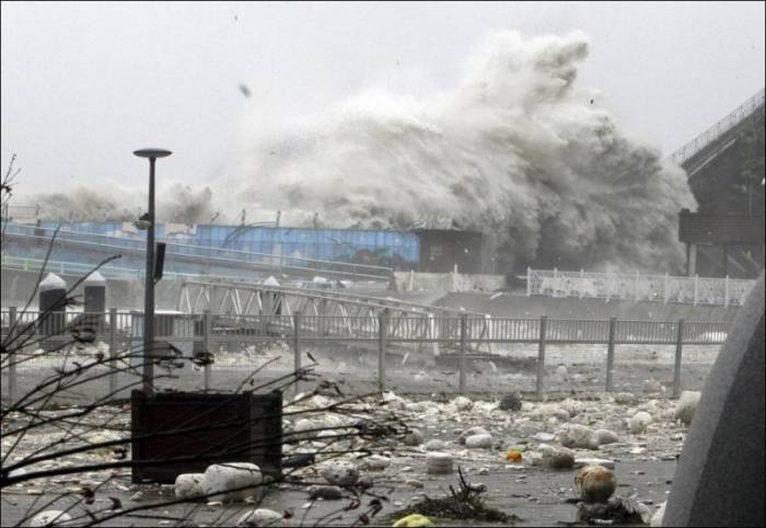 Тайфун «Санба» обрушился на юг Кореи (9 фото)