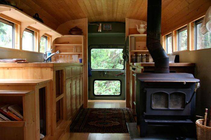 Уютный домик из школьного автобуса (8 фото)