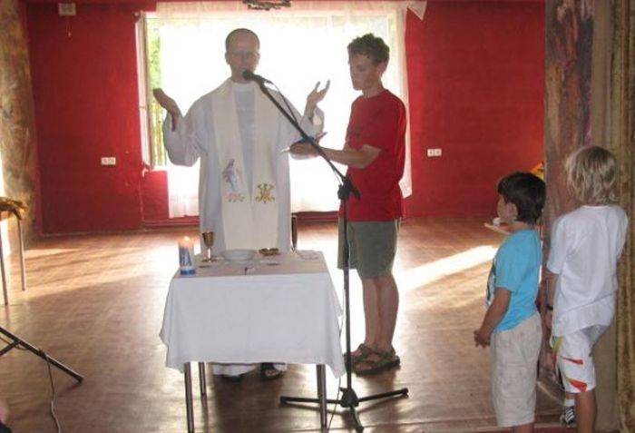 Странный обряд посвящения в польской католической школе (30 фото)