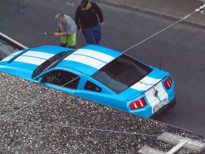 В Швейцарии водитель Ford Mustang с российскими номерами погиб в перестрелке с копами (13 фото)
