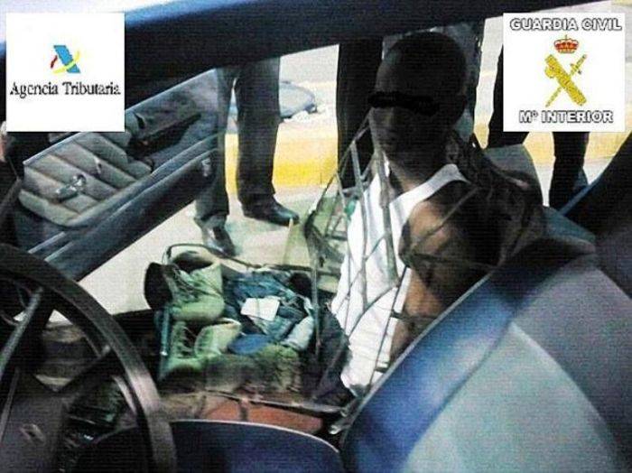 Человек-кресло был задержан на границе Испании (2 фото)