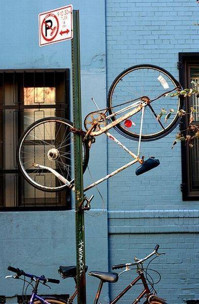 Необычные варианты велопарковки (20 фото)