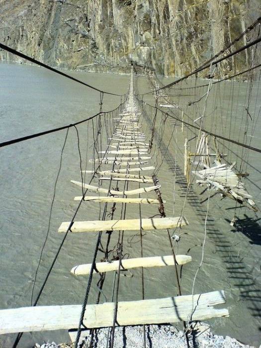 Самый опасный подвесной мост в мире (6 фото)