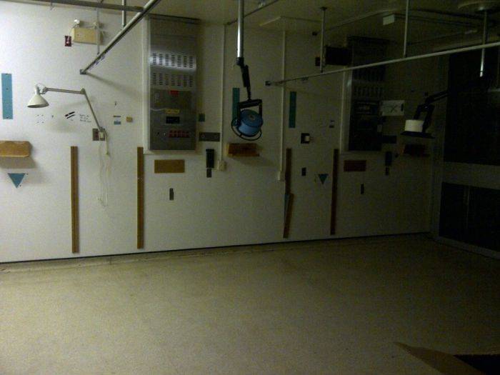 Фотоэкскурсия по заброшенной психиатрической больнице (51 фото)