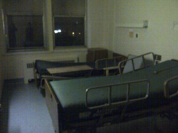 Фотоэкскурсия по заброшенной психиатрической больнице (51 фото)