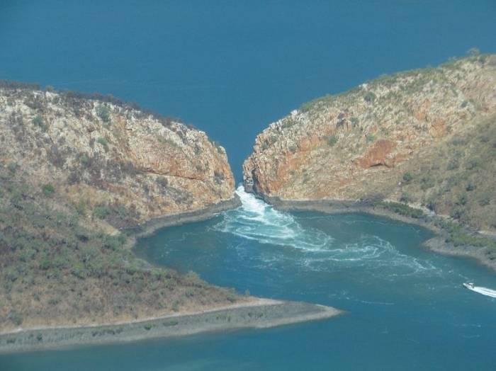 Горизонтальные водопады бухты Талбот (12 фото)