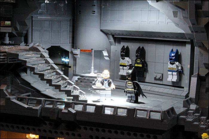 Пещера Бэтмена из Лего (12 фото)