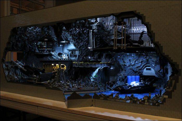 Пещера Бэтмена из Лего (12 фото)