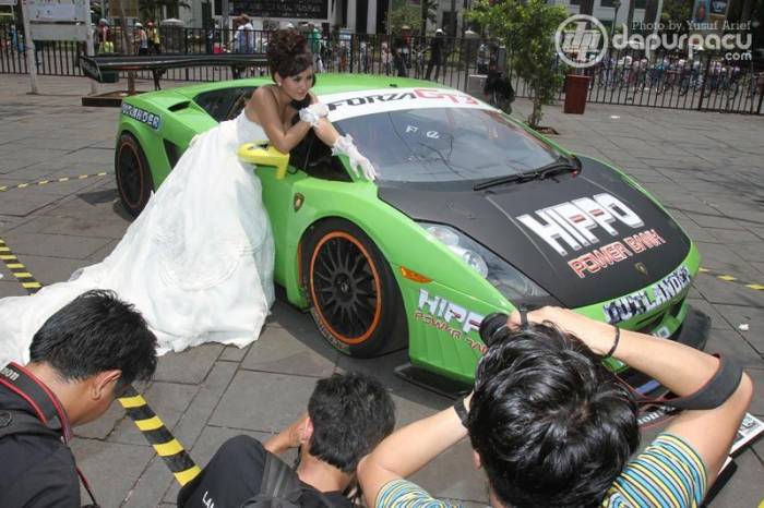 15 Lamborghini в Джакарте в окружении девушек (14 фото)